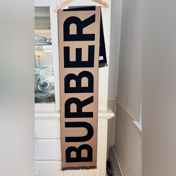 【Burberry】Wool Logo Scarf - Picture 4 of 11